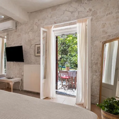 Stone House In Katouna With Garden Hébergement de vacances *