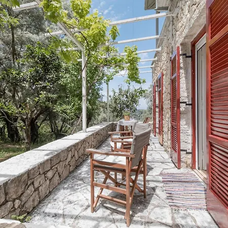 Stone House In Katouna With Garden Hébergement de vacances