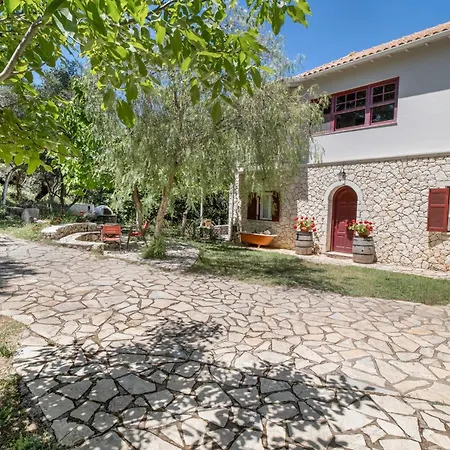 Stone House In Katouna With Garden Ferienhaus
