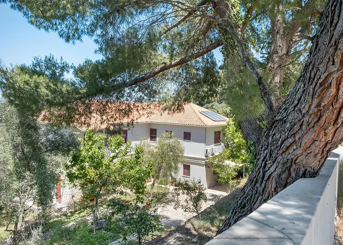 Stone House In Katouna With Garden Hébergement de vacances *