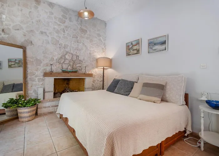 Stone House In Katouna With Garden Hébergement de vacances *