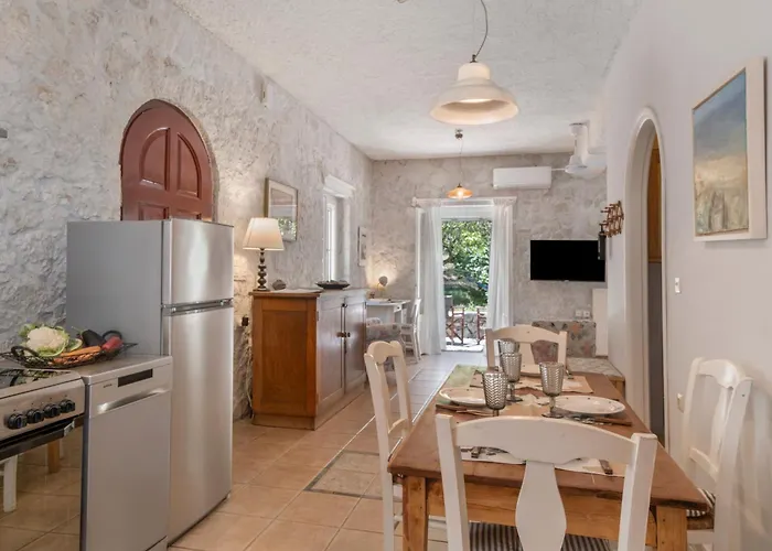 Stone House In Katouna With Garden Hébergement de vacances Lefkáda