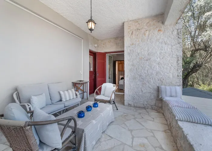 Stone House In Katouna With Garden Hébergement de vacances Lefkáda