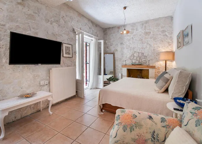 Stone House In Katouna With Garden Hébergement de vacances Lefkáda