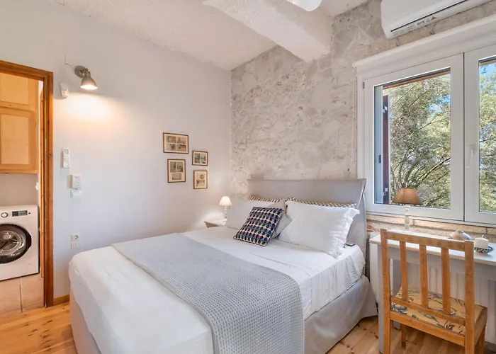 Stone House In Katouna With Garden Hébergement de vacances Lefkáda