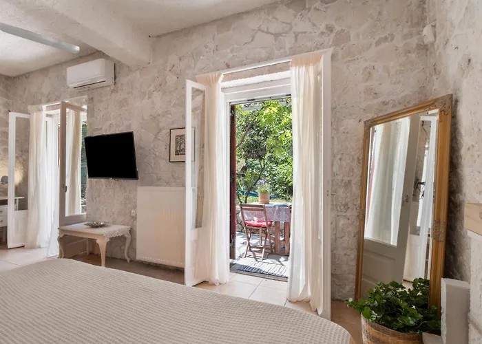 Stone House In Katouna With Garden Hébergement de vacances *