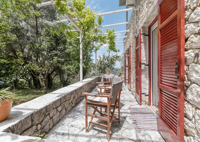 Stone House In Katouna With Garden Hébergement de vacances